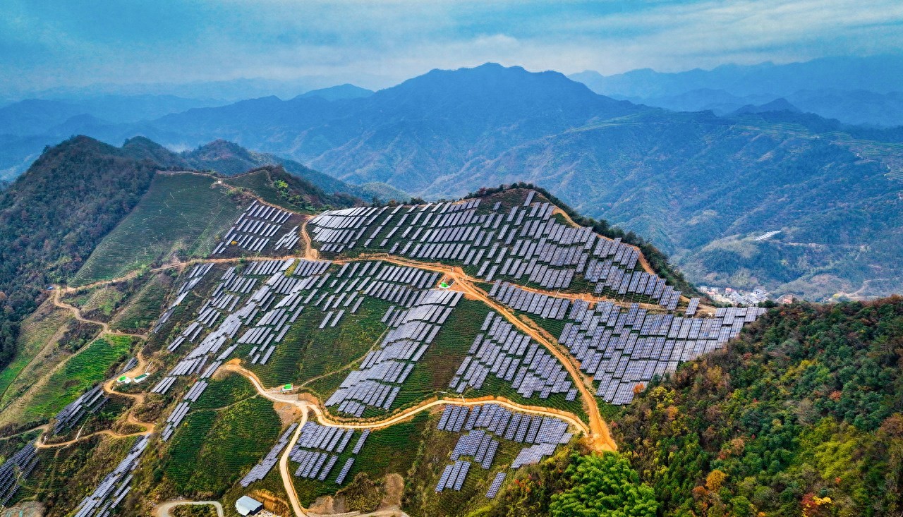 U球体育恒能临安太阳镇太源村11MW茶光互补项目并网发电